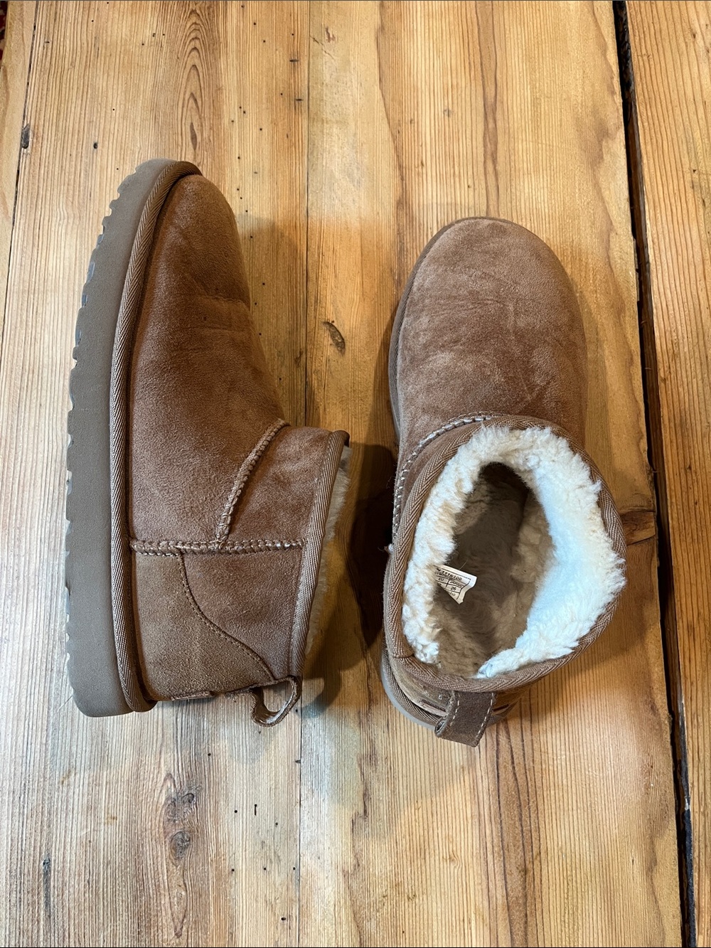 UGG 9 Chestnut Classic Ultra Mini Bootie
Suede Shearling